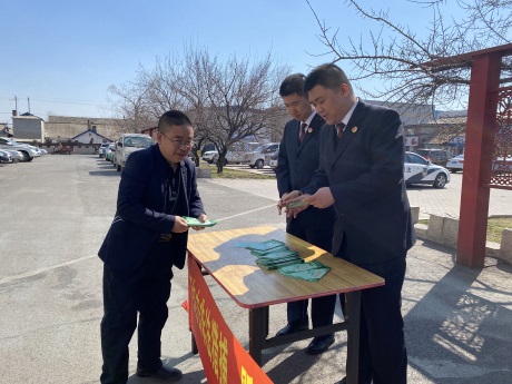 干警给群众发放涉野生动物法律法规宣传手册