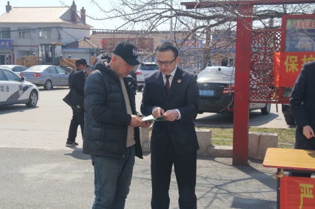 干警向群众介绍常见的野生保护动物并普及相关法律法规